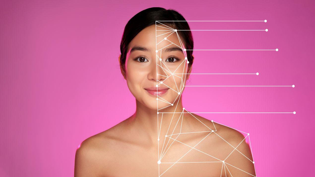 Junge Frau vor pinkem Hintergrund mit digitaler Hautanalyse, Symbol fuer Laserhaarentfernung und moderne Kosmetik