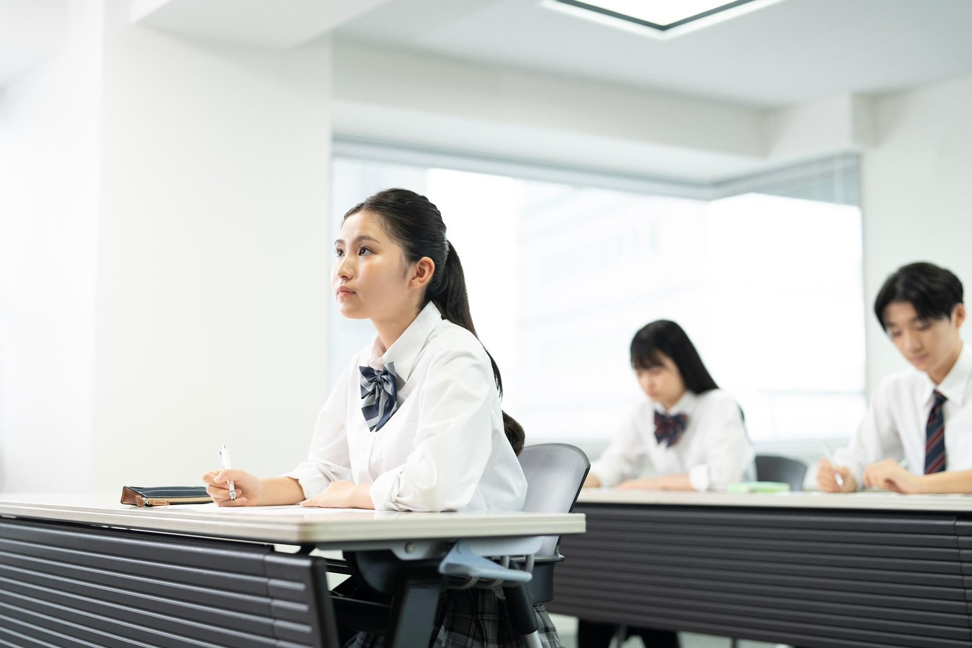 Studierende schreiben konzentriert im Unterricht | Ghostwriter Bachelorarbeit