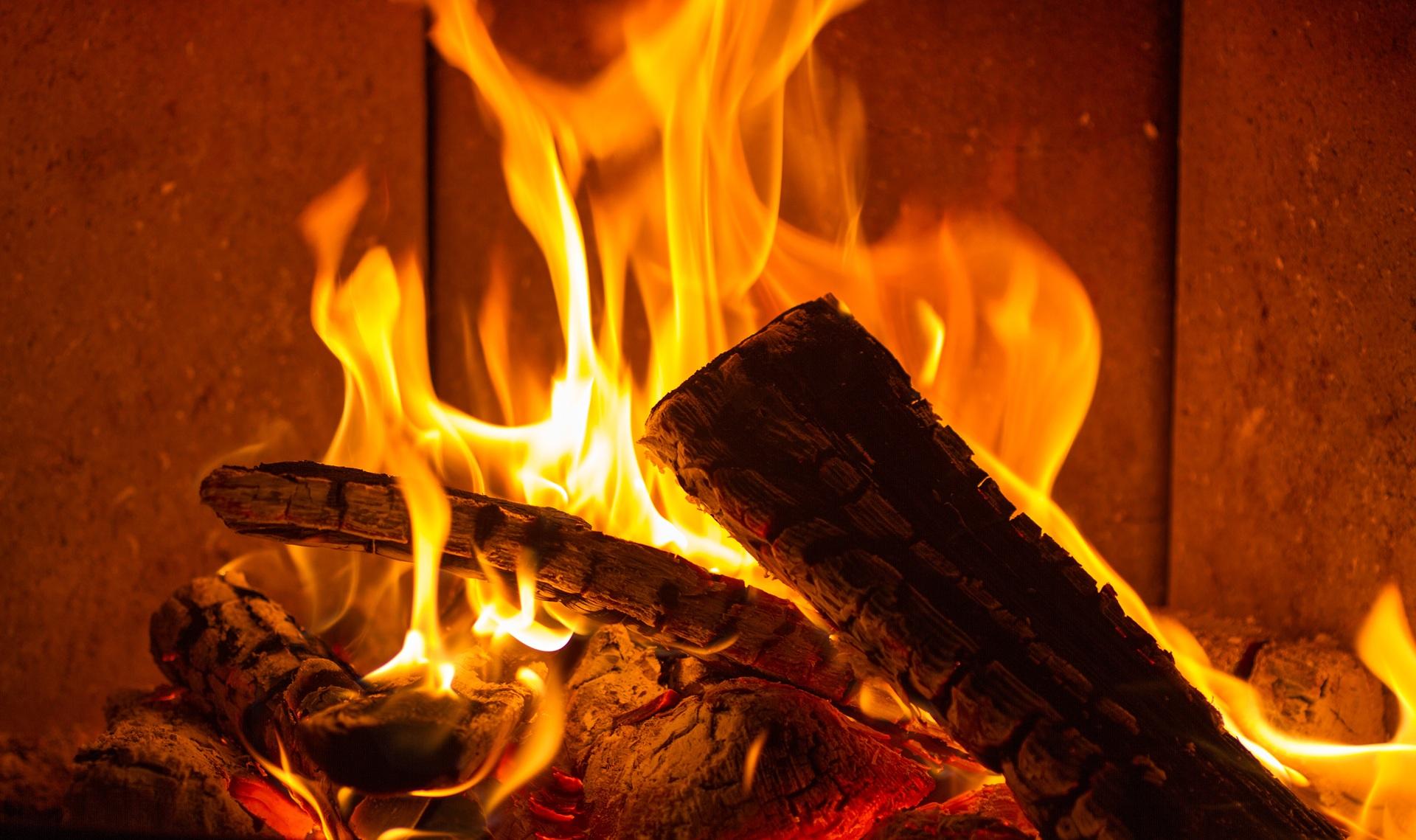 Glut und Flammen im Kaminfeuer | Petroleum