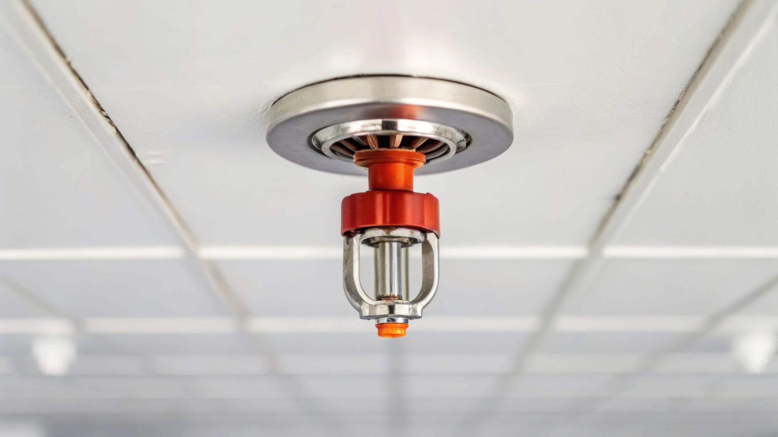 Nahaufnahme einer Sprinkleranlage an Decke in Gebäude | Brandwache Aufgaben